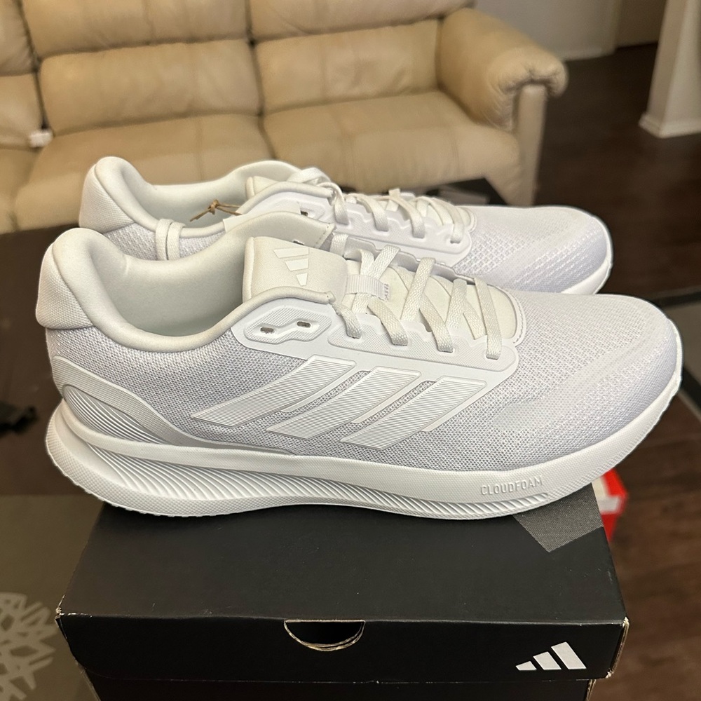 Brand new women’s run falcon 5W size 10 women’s size 8 1/2 men’s